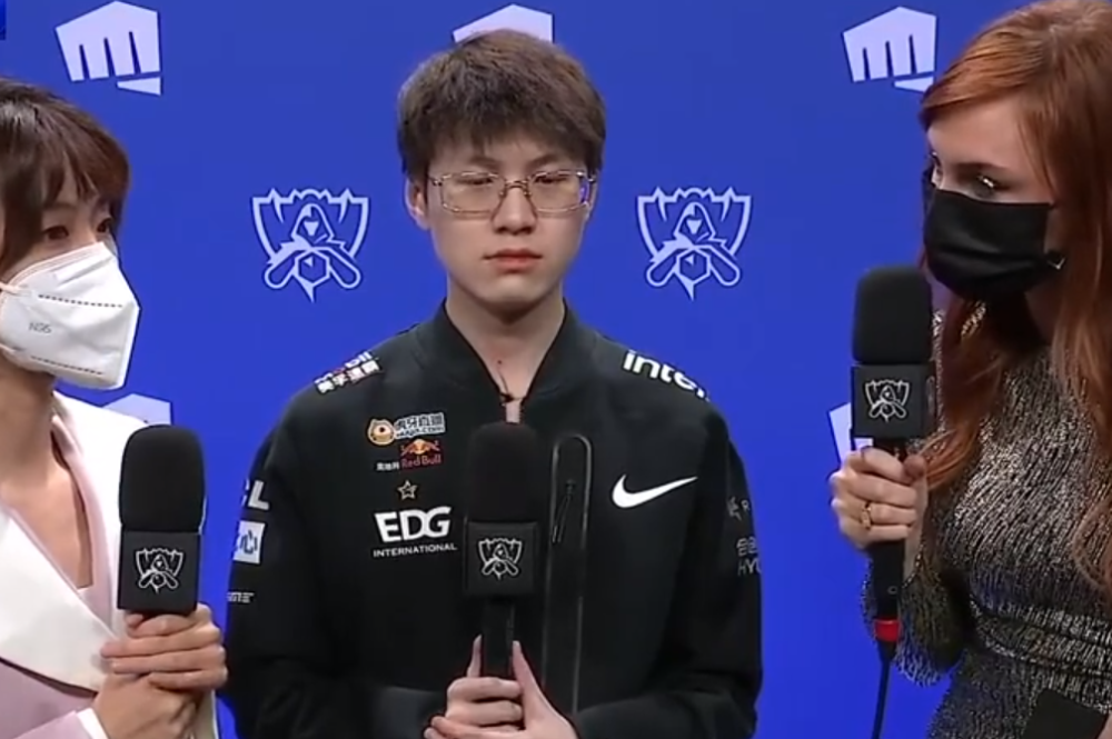 EDG轻取V5，Deft打出惊人五杀强强对话小组赛，锁定晋级资格的简单介绍