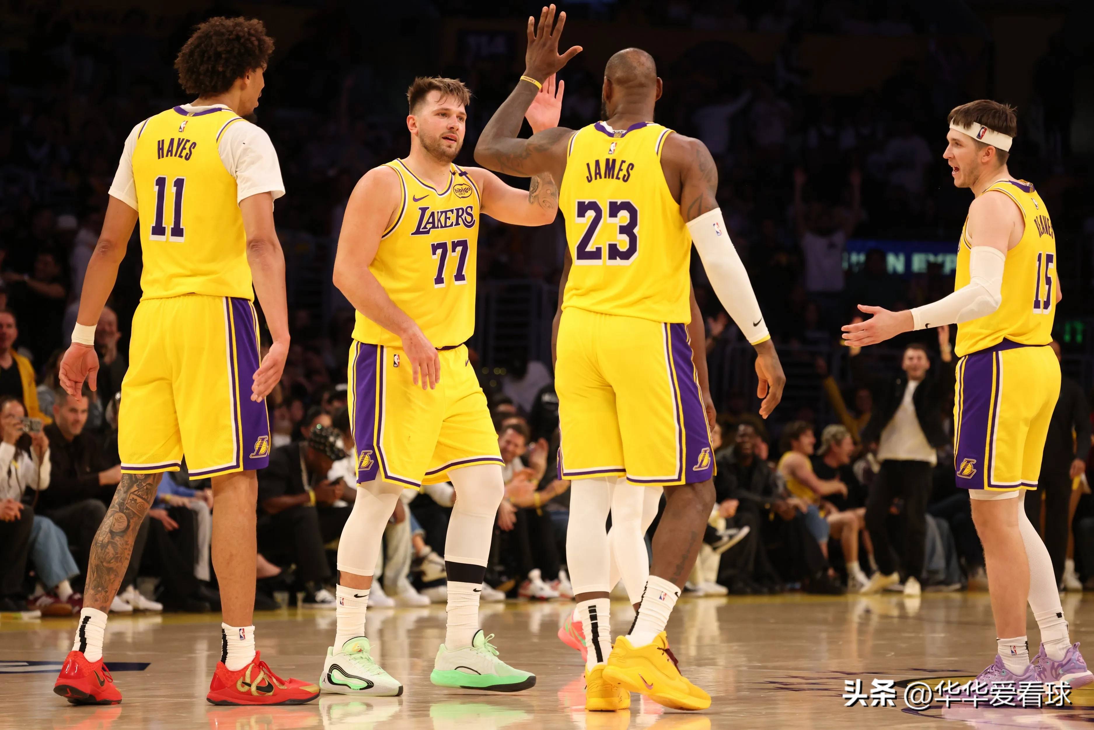 包含湖人横扫波兰男篮，米切尔关键制胜的词条