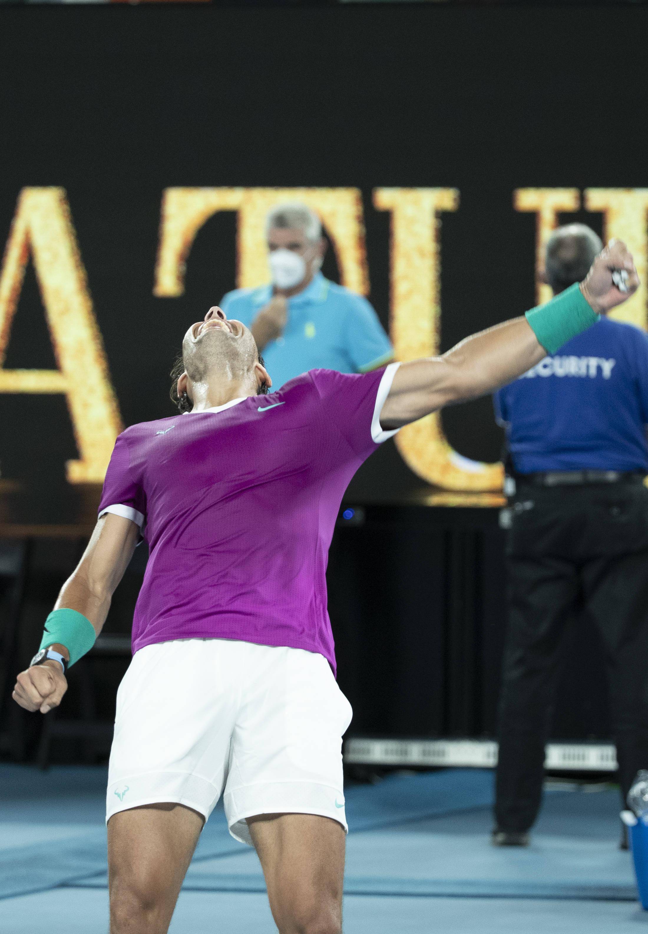 意大利网球队险胜澳大利亚网球队，纳达尔统治全场