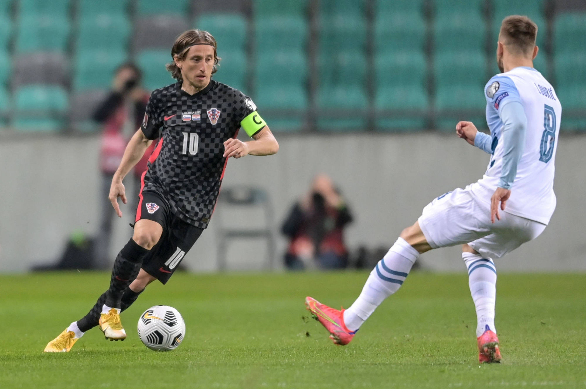 克罗地亚队客场战胜斯洛文尼亚队，取得胜利