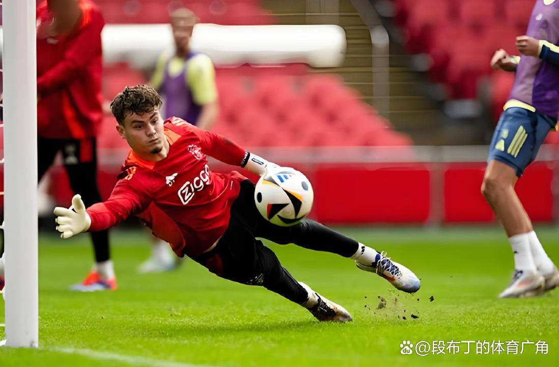 阿贾克斯胜负难分，拼搏晋级八强的简单介绍