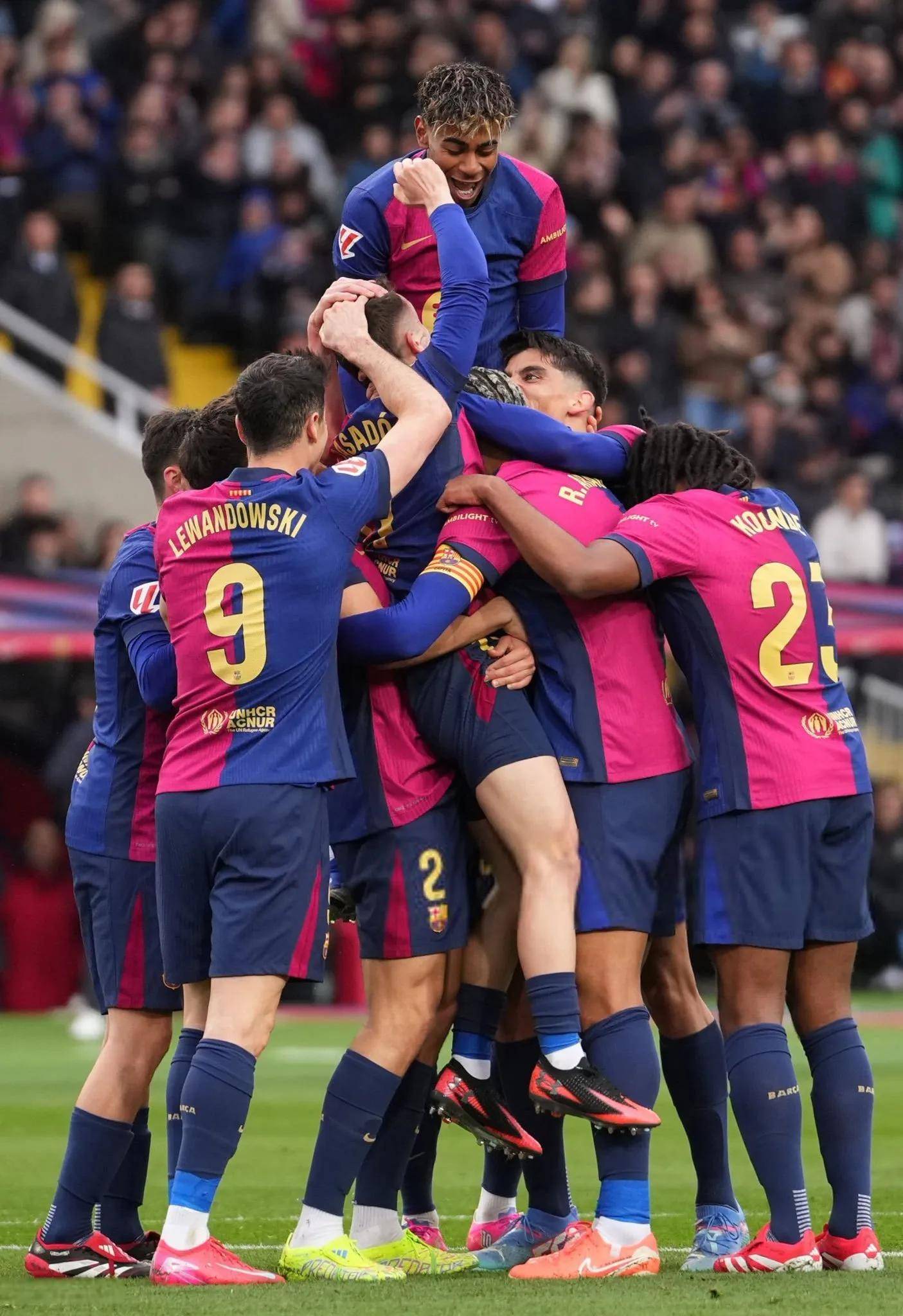 包含曼联客场憾平AC米兰，晋级前景依旧未卜的词条