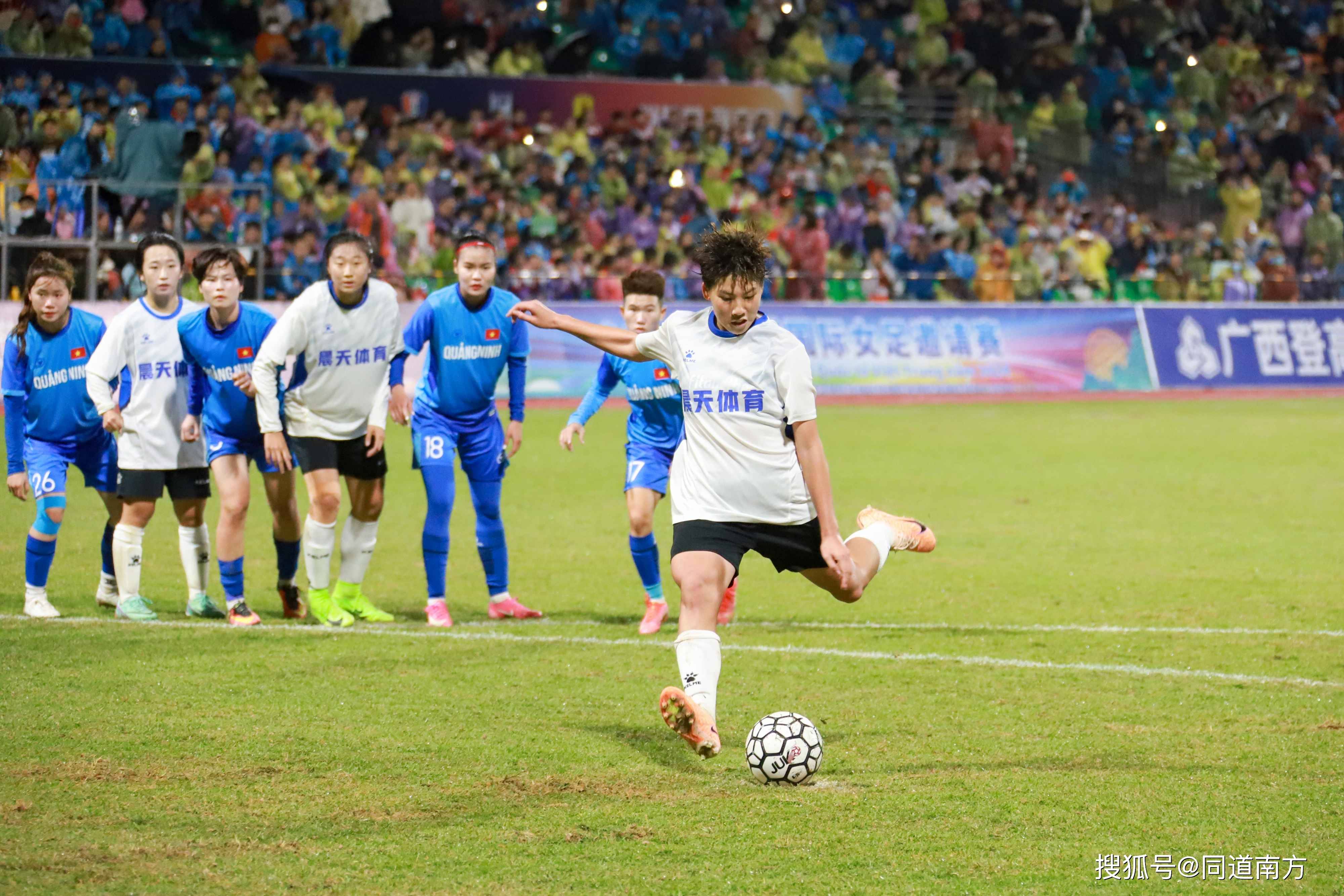 关于足球联赛的最新动向引发球迷热议的信息