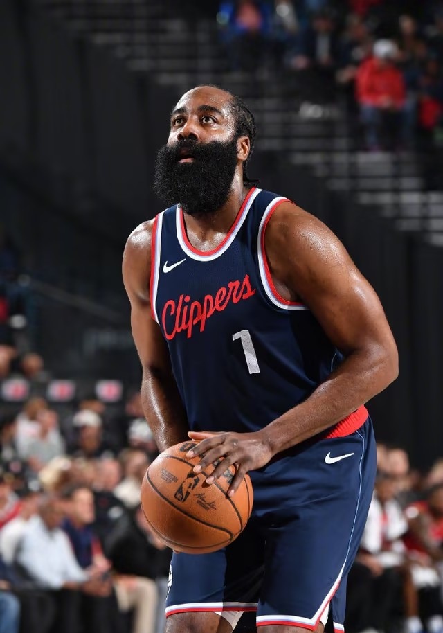 哈登大师级表现，火箭逆袭击败活塞终结三连败