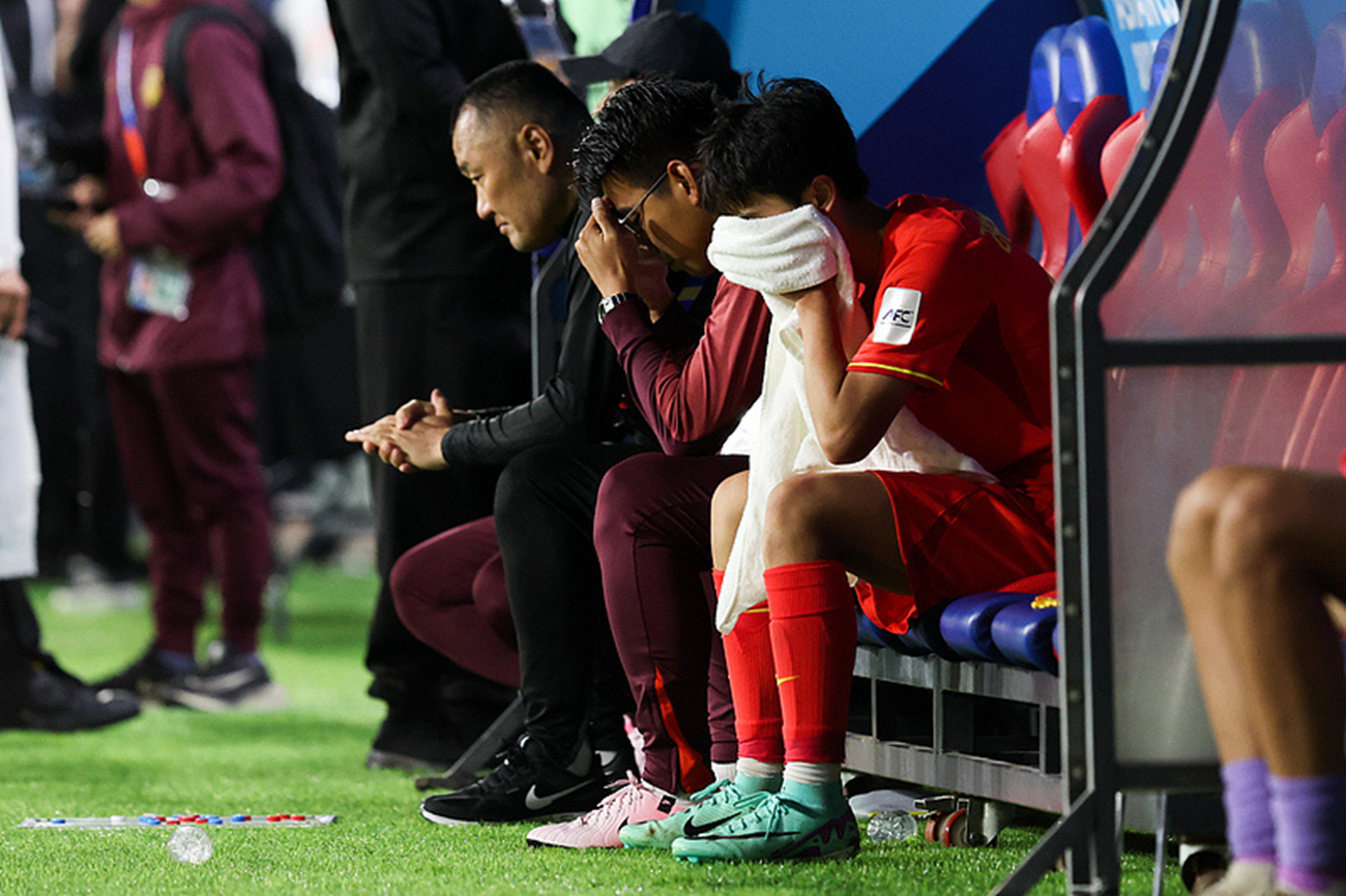 开云体育平台APP-关于西甲比赛场上球迷热情高涨，呐喊声震耳欲聋的信息