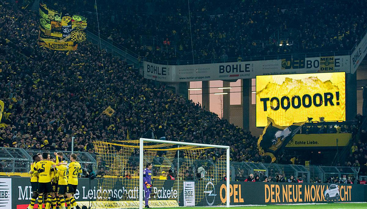 主场轻松击溃对手，球队气势如虹