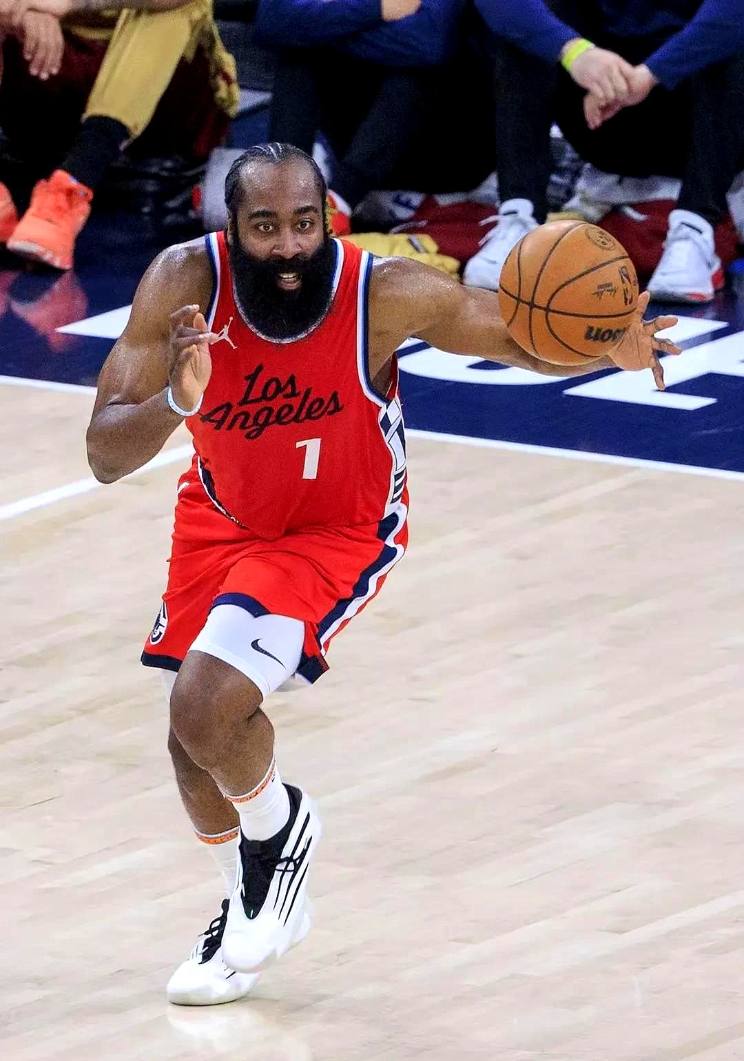 关于快船主场大胜太阳，继续紧追西部前列的信息