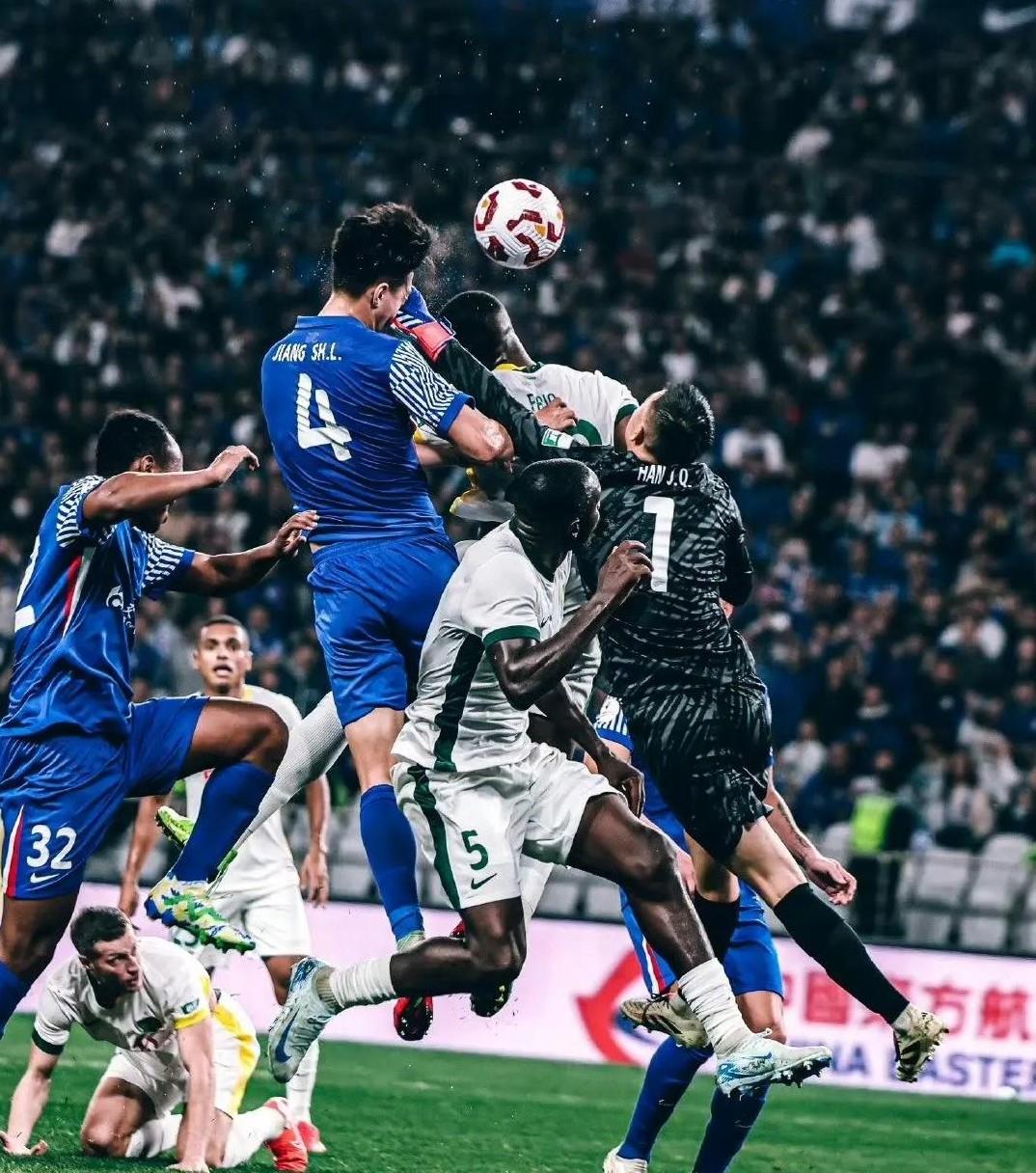 开云体育-重磅足球比赛场上打响悬念之战，球队全力以赴