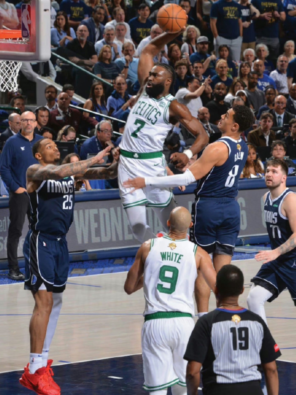 凯尔特人B队逆转湖人B队，艾顿统治全场的简单介绍