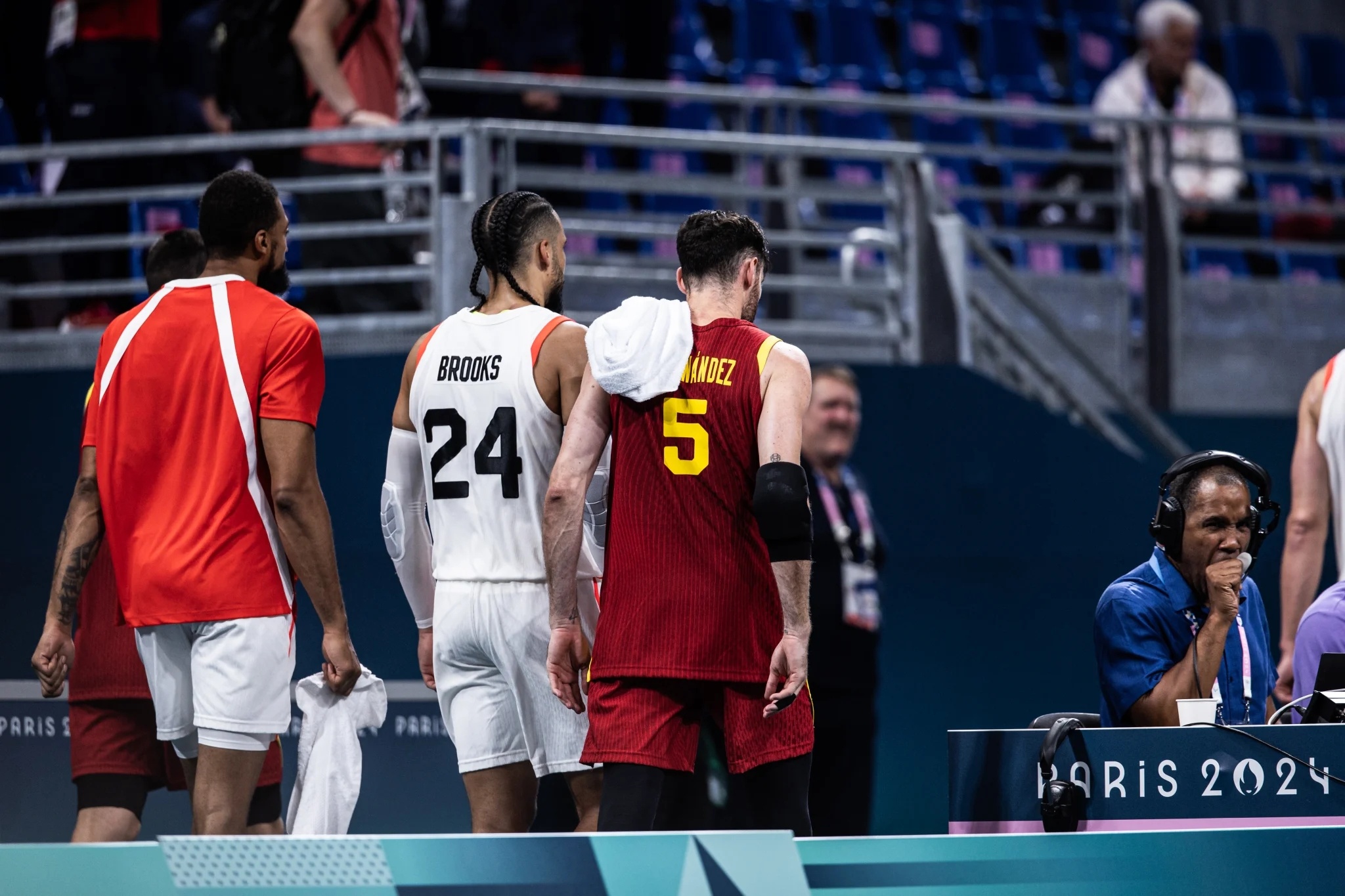 76人碾压加拿大男篮，戈贝尔三分雨点燃全场的简单介绍