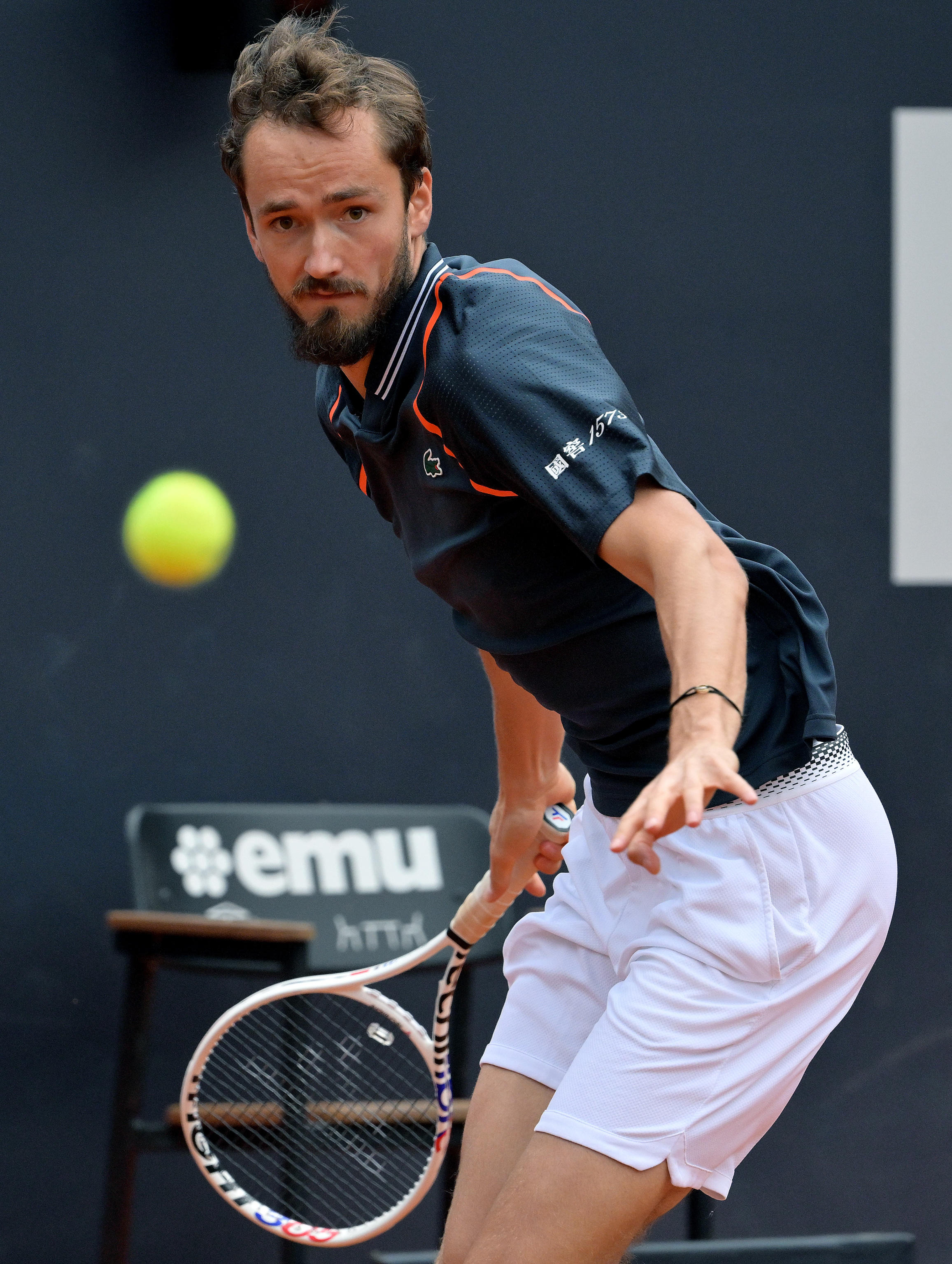 开云足球直播-西班牙网球队轻取德国网球队，梅德韦杰夫完成帽子戏法的简单介绍