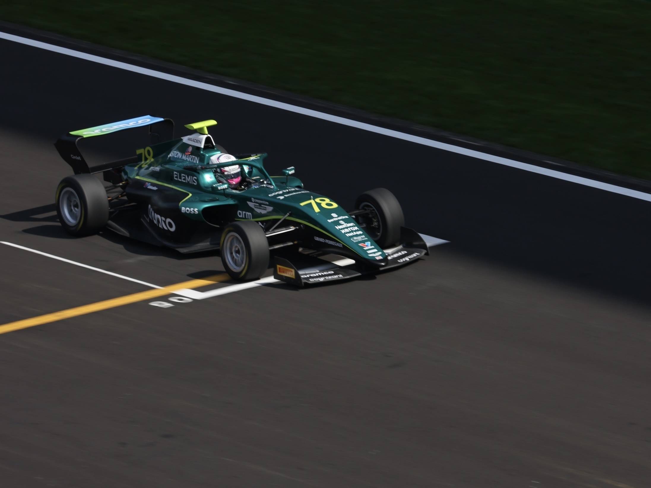 开云体育APP下载-阿斯顿马丁鏖战雷诺车队，塞恩斯高光表现的简单介绍