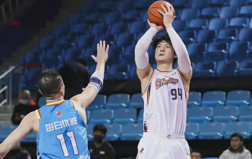 凯尔特人横扫青岛队，王哲林状态火热的简单介绍